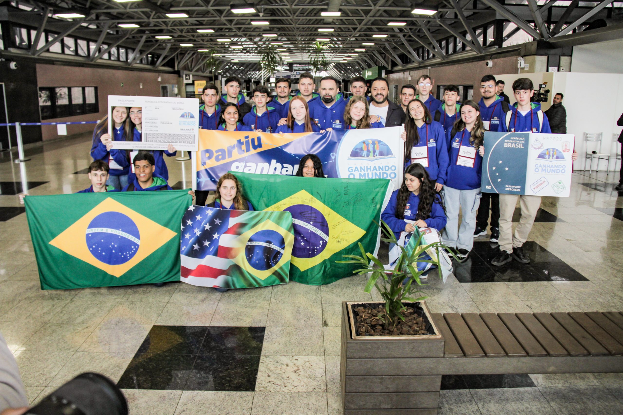 Inédito: 50 alunos de Colégios Agrícolas do Paraná embarcam para os EUA Crédito: SECOM