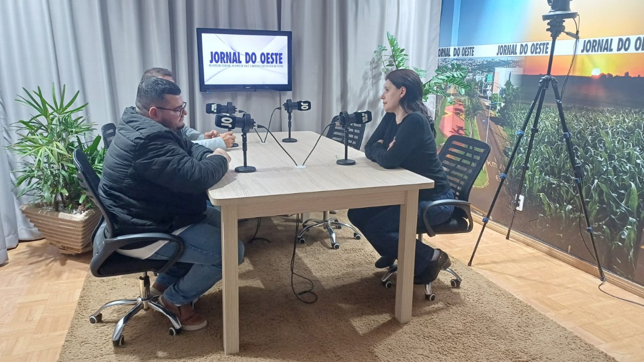 O presidente da Câmara de Vereadores Gabriel Baierle e o seu assessor jurídico Douglas Queiroz participaram ao vivo do podcast Algo a Mais. Crédito: Joana Magnabosco