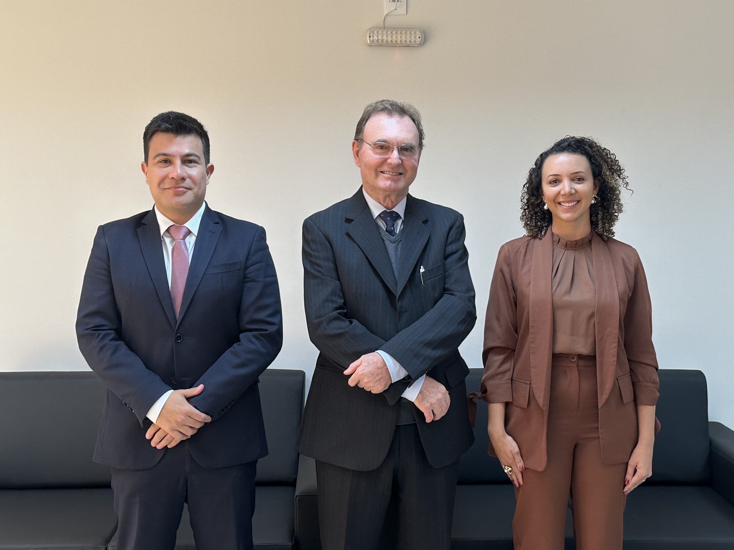 Ao centro, o juiz diretor do Fórum de Toledo Eugênio Giongo apresenta os novos juízes de direito substitutos Crédito: Franciele Mota