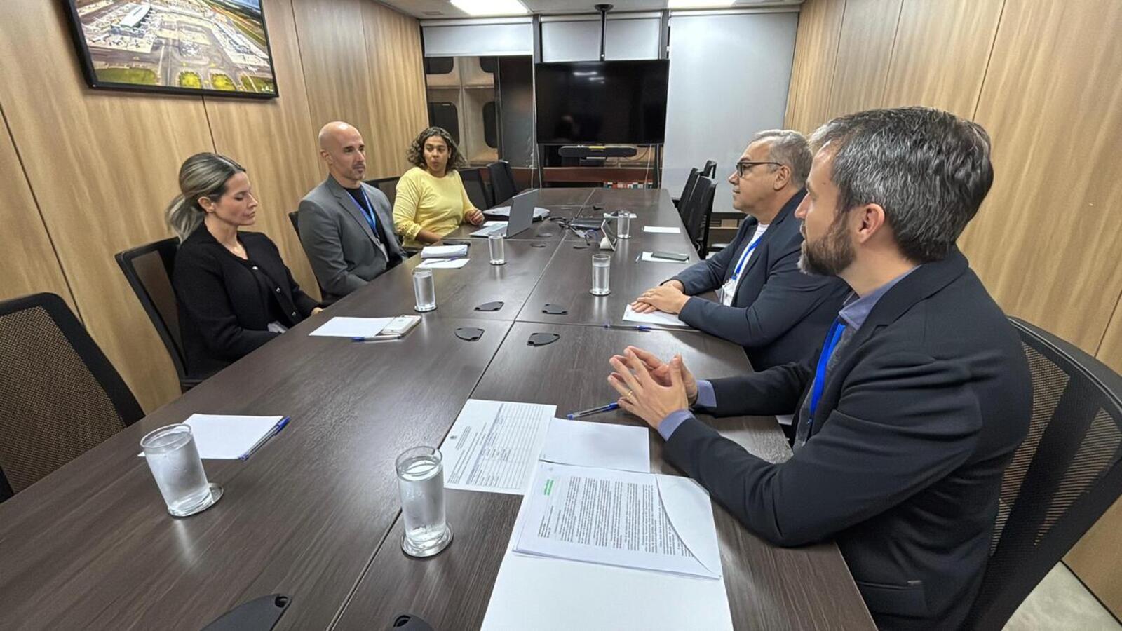 Prefeito Mario Costenaro se reuniu com técnicos da Secretaria Nacional de Aviação Civil para alinhar alguns investimentos no Aeroporto Municipal Luiz Dalcanale Filho Crédito: Prefeitura de Toledo