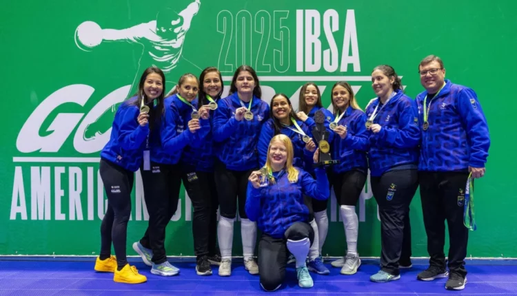 Seleção brasileira feminina de goalball posa com o troféu de campeã ao término do Campeonato das Américas Crédito: Alessandra Cabral/CPB