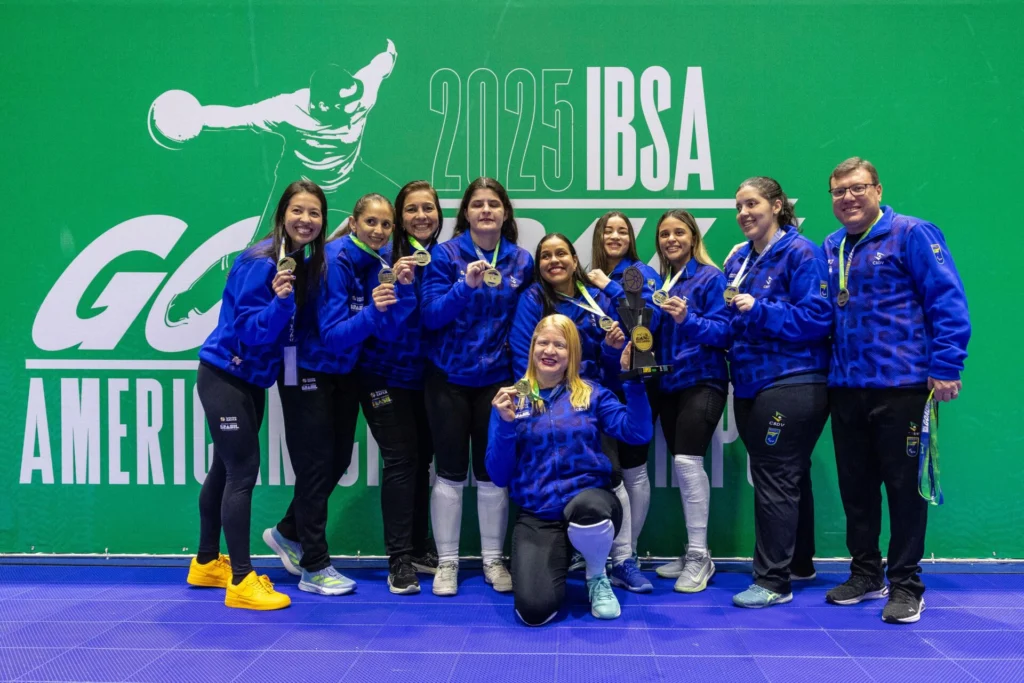 Seleção brasileira feminina de goalball posa com o troféu de campeã ao término do Campeonato das Américas Crédito: Alessandra Cabral/CPB