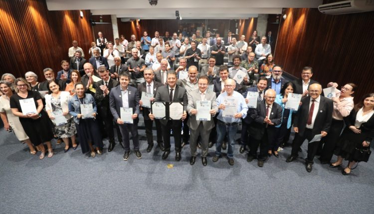 No ano passado, foi realizada uma audiência pública na Assembleia Legislativa do Paraná, onde foi assinado o Pacto pela Qualidade do Ar Interior. Créditos: Divulgação/Assessoria Parlamentar