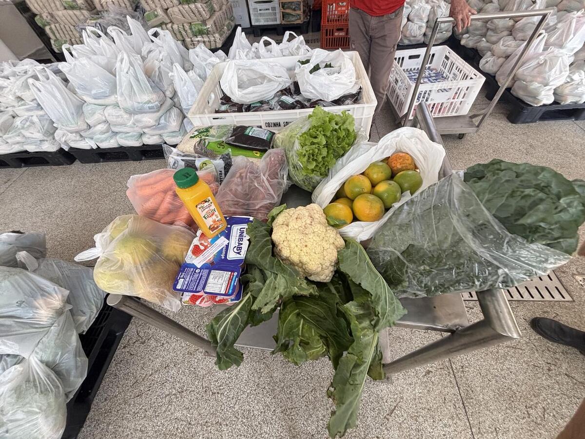 Cestas com arroz, feijão, iogurte, pão, suco e hortifrútis, oriundos do Programa de Aquisição de Alimentos, foram entregues no Banco de Alimentos Crédito: Prefeitura de Toledo