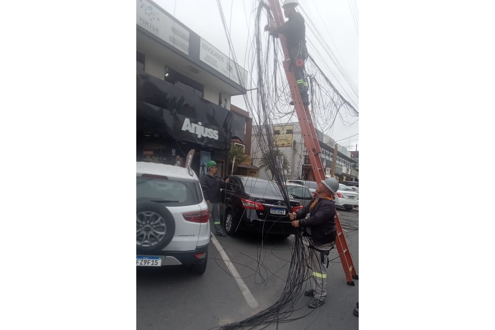 Copel e prefeituras integram ações para organizar cabos de telecom em situação irregular em diversas cidades Crédito: Copel