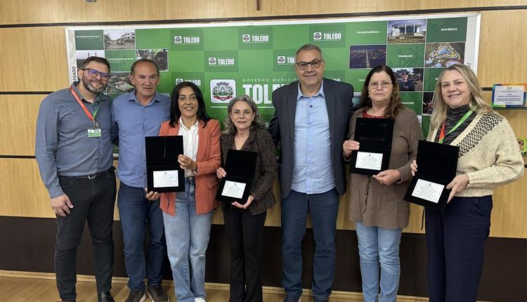 Prefeito Mario Costenaro, vice Lucio De Marchi e o secretário de RH, Leandro Ludwig, receberam as aposentadas dos meses de janeiro e fevereiro Crédito: Prefeitura de Toledo