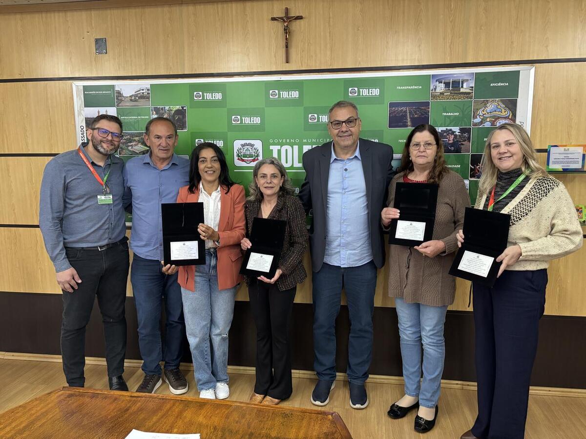 Prefeito Mario Costenaro, vice Lucio De Marchi e o secretário de RH, Leandro Ludwig, receberam as aposentadas dos meses de janeiro e fevereiro Crédito: Prefeitura de Toledo