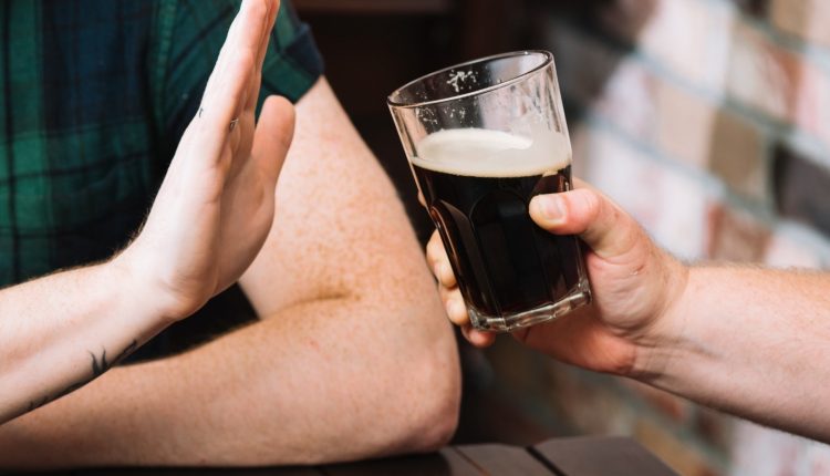 Consumo de álcool provoca danos nos tecidos, tornando-os mais vulneráveis Crédito: Freepik