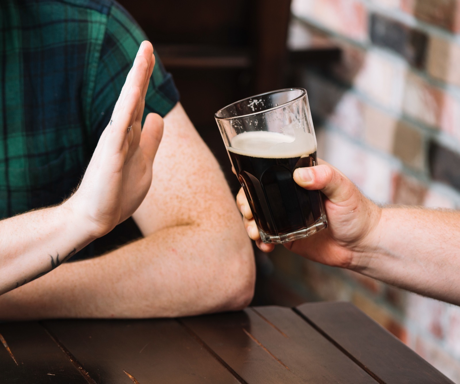 Consumo de álcool provoca danos nos tecidos, tornando-os mais vulneráveis Crédito: Freepik