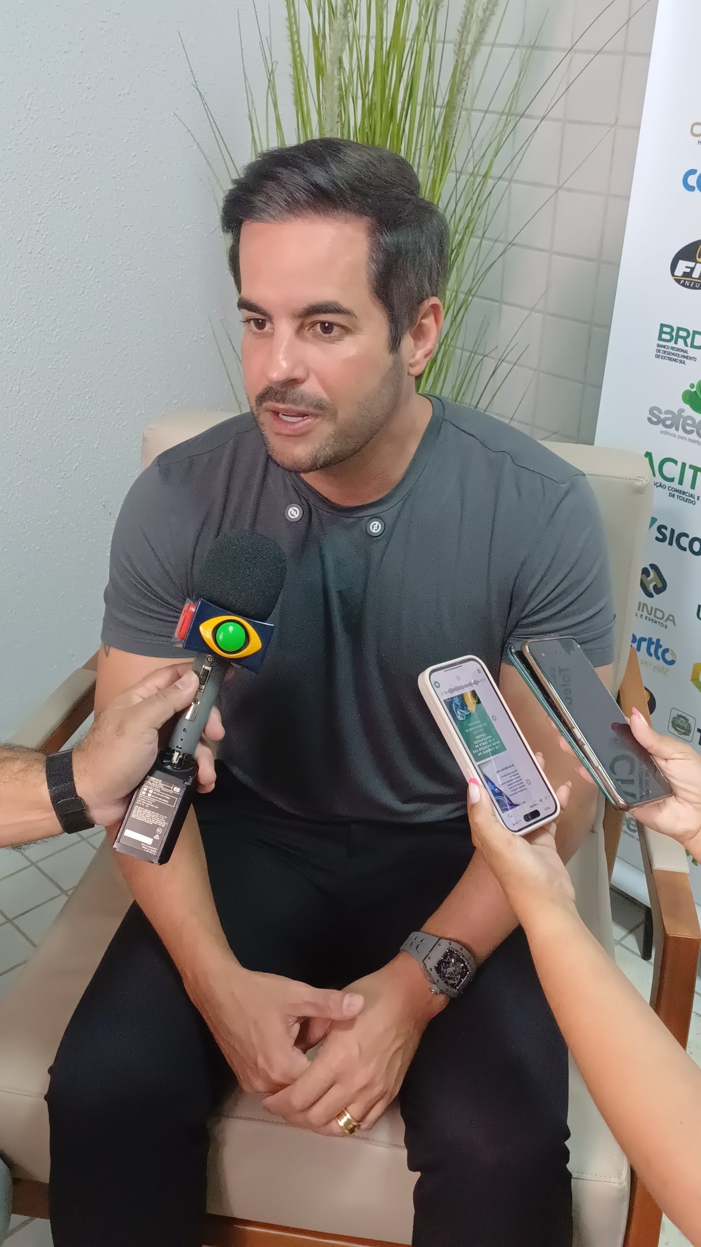 Kaká Diniz concedeu uma coletiva de imprensa antes do iniciar a palestra Crédito: Marcelo Rocha