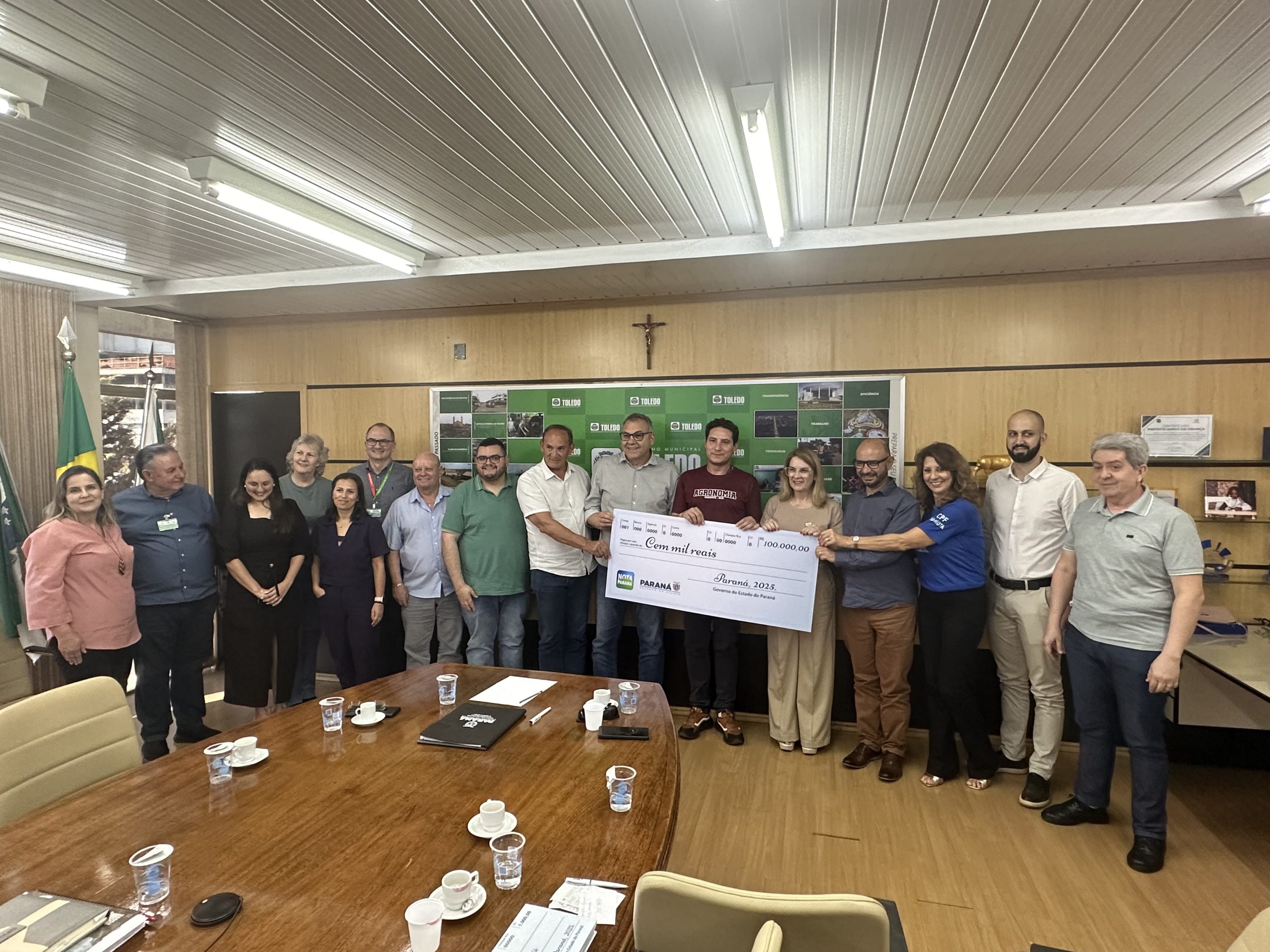 Entrega do prêmio ocorreu no Gabinete do Prefeito Crédito: Franciele Mota