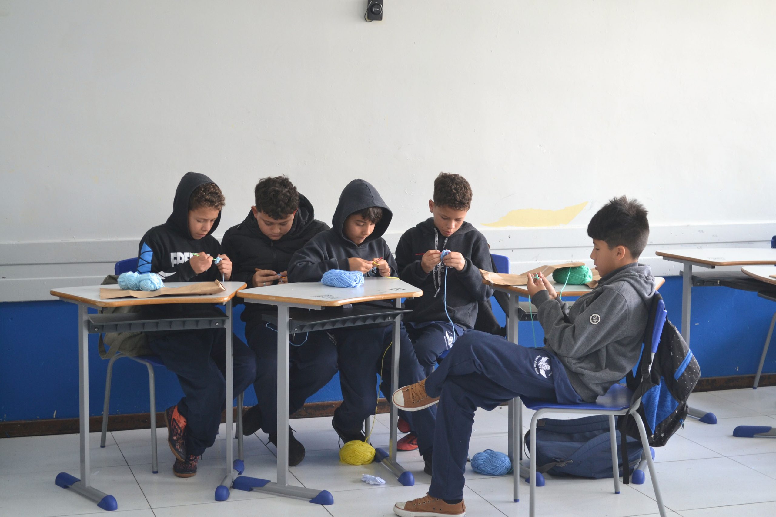 Alunos de colégios estaduais criam peças de crochê em aulas especiais - No Colégio Estadual Olívio Belich, no bairro Cajuru, as aulas são eletivas e funcionam em duas turmas, trabalhando o crochê e a tecelagem com os alunos do 6º ao 9º ano do Ensino Fundamental Crédito: Hugo Silveira/SEED-PR