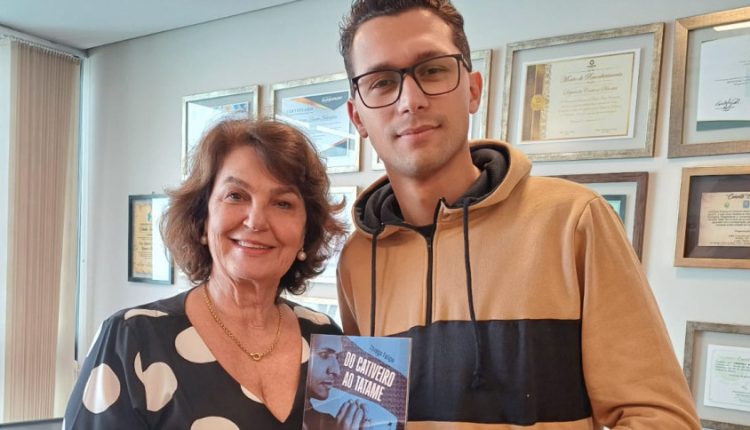 A deptuada Cristina Silvesri (PP) ao lado de Thiago Felipe, autor do livro. Créditos: Divulgação/Assessoria Parlamentar