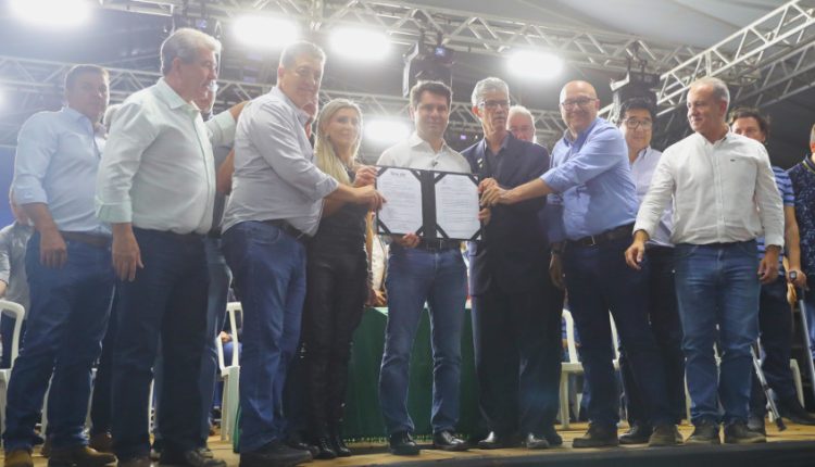 Demandas foram entregues durante a Sessão Especial realizada na noite de quinta-feira (4), em Bandeirantes. Créditos: Valdir Amaral/Alep