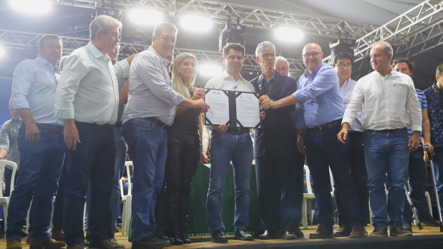 Demandas foram entregues durante a Sessão Especial realizada na noite de quinta-feira (4), em Bandeirantes. Créditos: Valdir Amaral/Alep