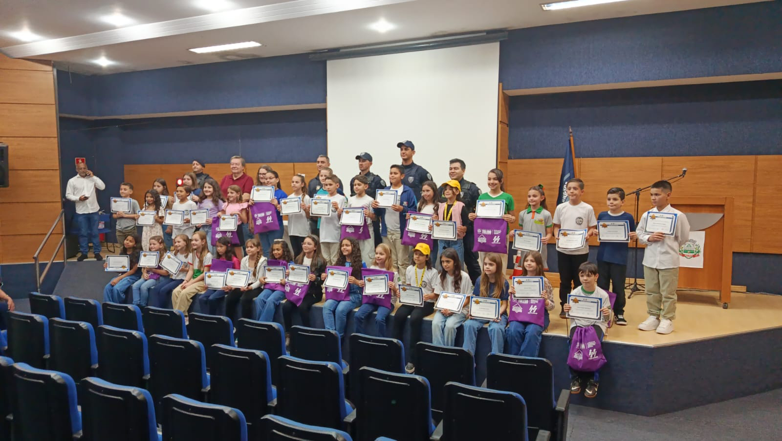 36 alunos representantes de diferentes escolas foram premiados com seus desenhos para sair no calendário de 2026. Também receberam o reconhecimento em forma de certificado e kit personalizado Créditos: Joana Magnabosco
