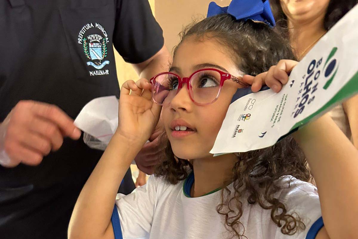 Programa Bons Olhos Paraná entrega mais 622 óculos a estudantes da região Noroeste Crédito: SEMIPI