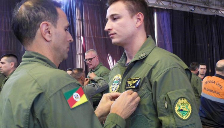 Militares do Paraná recebem medalha de mérito por atuação em missões de salvamento no Rio Grande do Sul Crédito: SSP-RS
