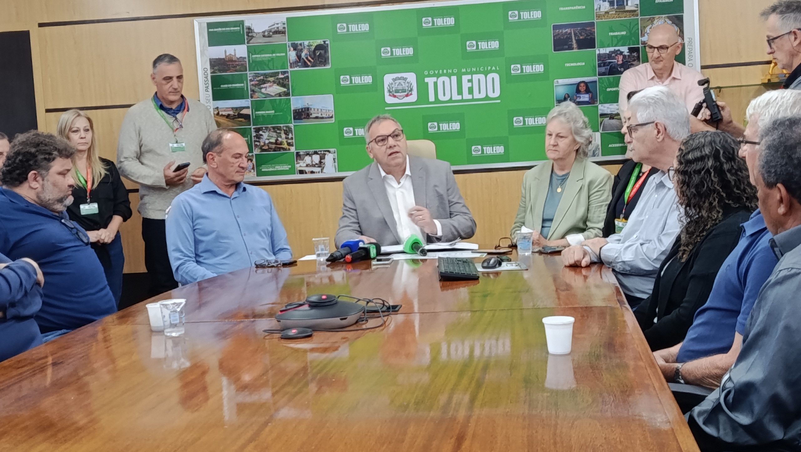 Na presença de autoridades e lideranças, Mario Costenaro apresentou um apanhado geral de projetos em oito meses da sua gestão Créditos: Joana Magnabosco