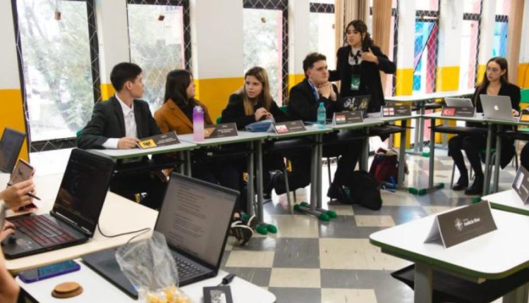 Alunos do CEP participam de simulação das Nações Unidas. Créditos: Divulgação/Colégio Estadual do Paraná