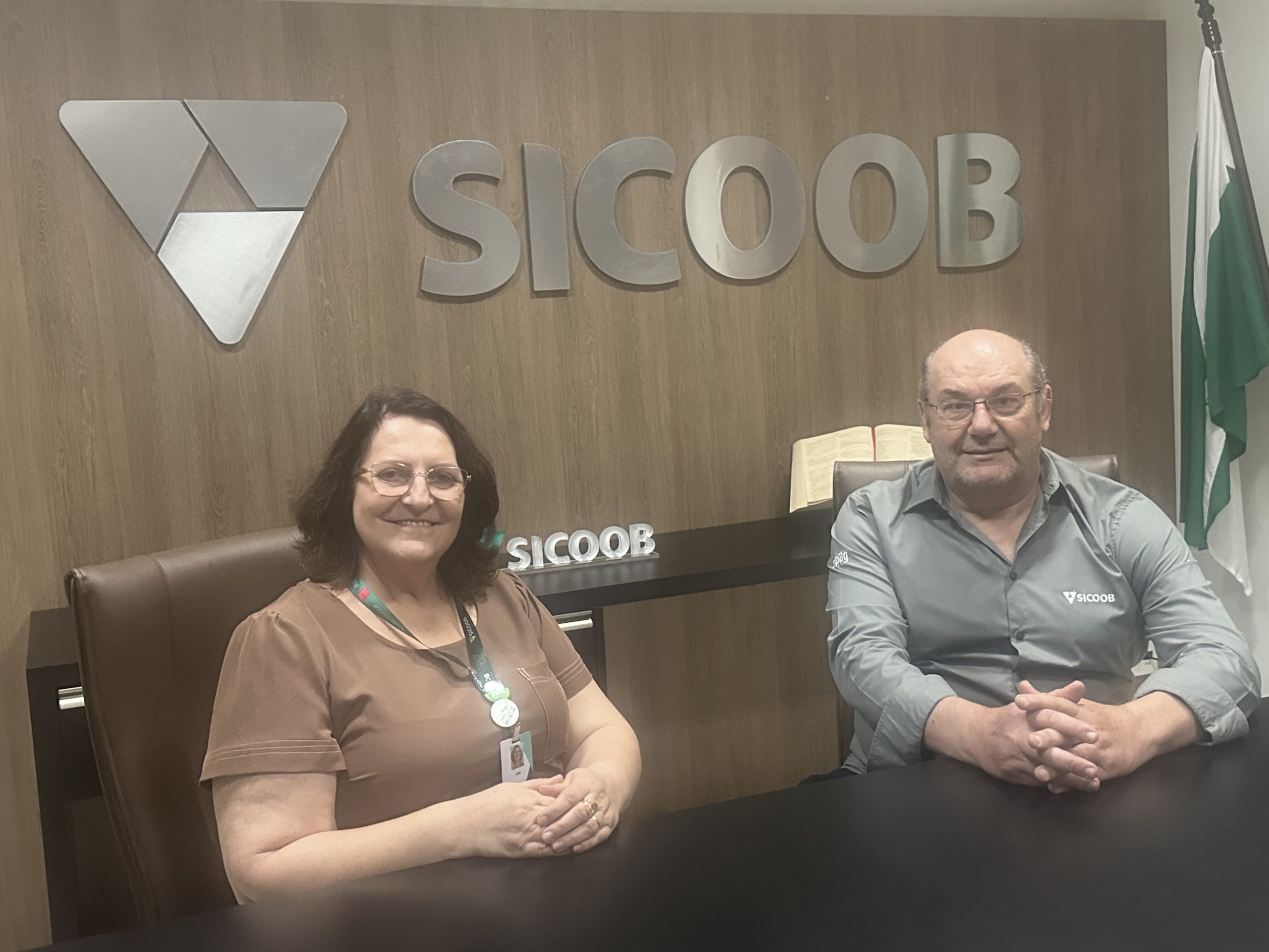 Loni, coordenadora das cooperativas mirins e o presidente do Sicoob Meridional Sonir enfatizam o impacto do programa  Crédito: Franciele Mota 
