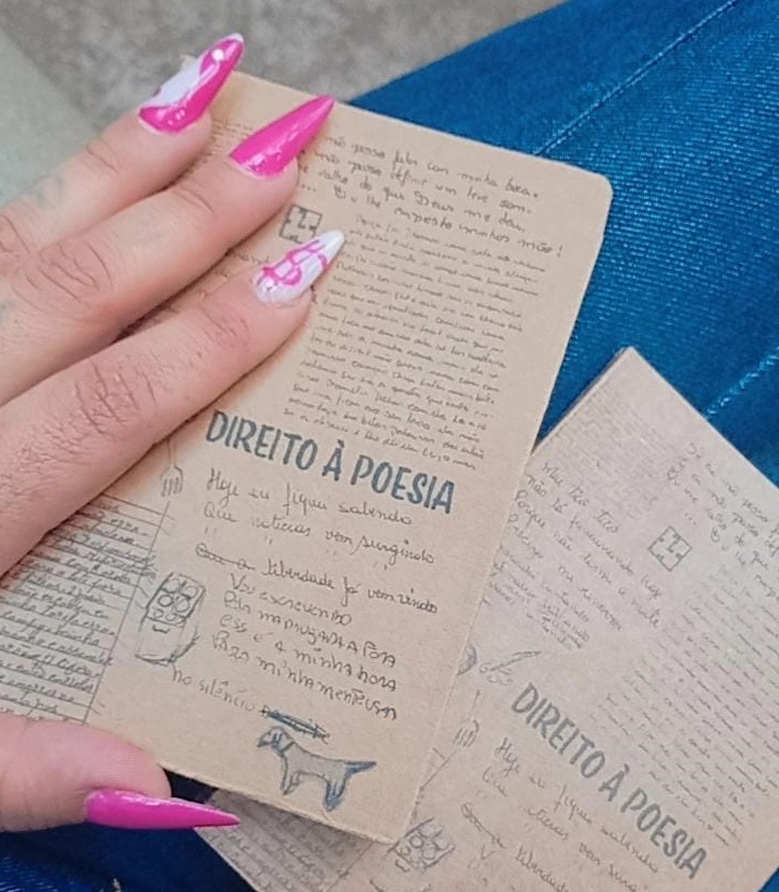 Livro Direito à Poesia é um trabalho destinado à pessoas provadas de liberdade e foi publicado em 2023 Créditos: Arquivo pessoal