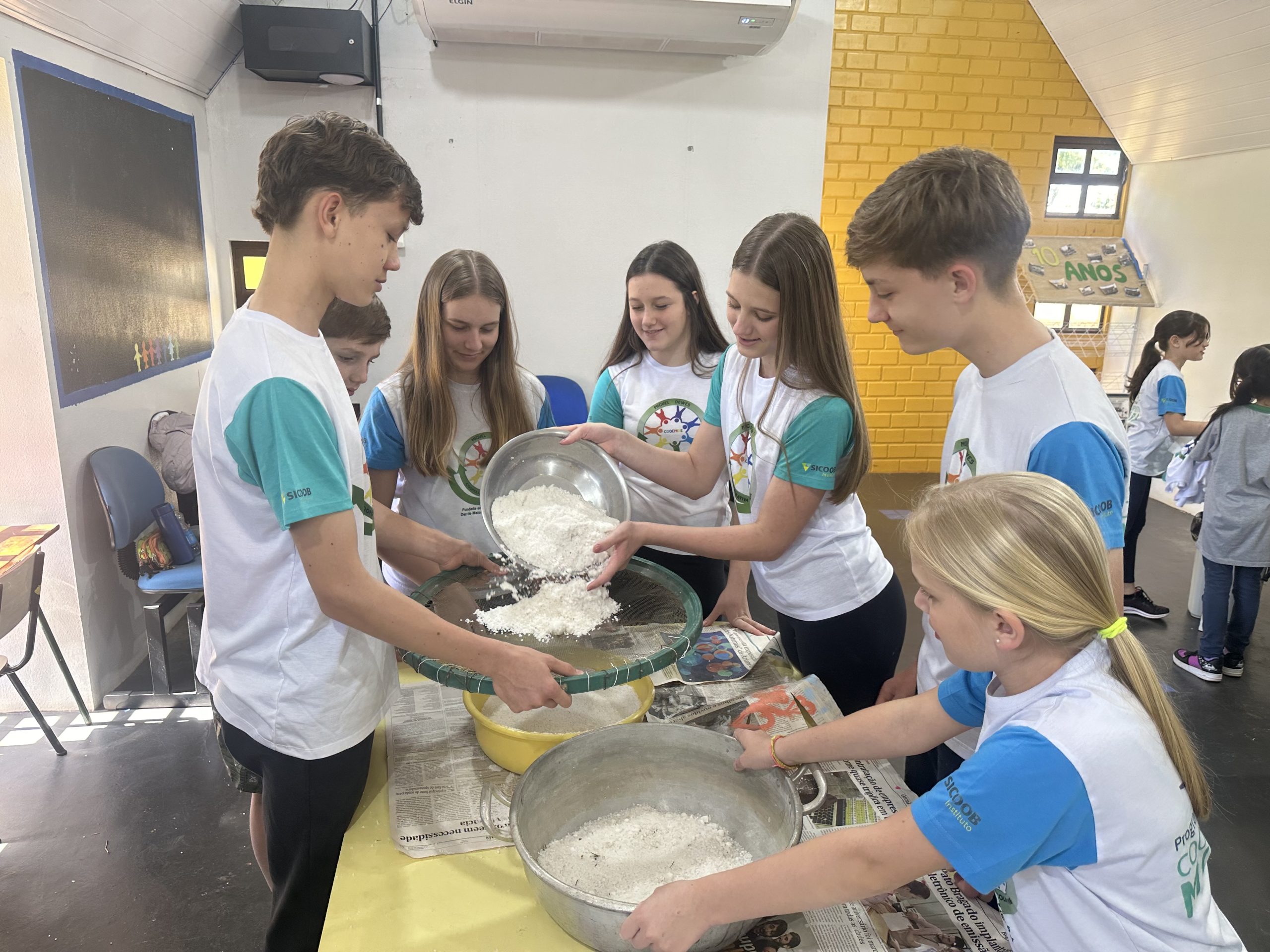 Na cooperativa mirim os estudantes despertam valores de cooperação, responsabilidade, solidariedade e liderança Crédito: Franciele Mota