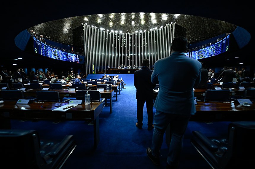 Na sessão desta terça, senadores também podem votar garantia de gratuidade a alunos no acesso a documentos Crédito: Andressa Anholete/Agência Senado