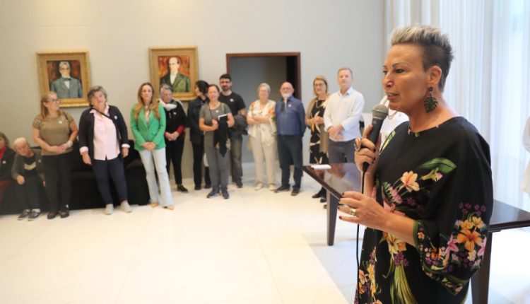 Deputada Cloara Pinheiro (PSD), vice-presidente da Comissão de Cultura, participou da abertura da mostra. Créditos: Valdir Amaral/Alep