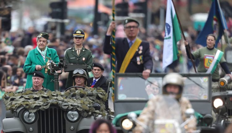 203 anos da Independência: 6,5 mil pessoas desfilam no 7 de Setembro em Curitiba Crédito: Jonathan Campos/AEN