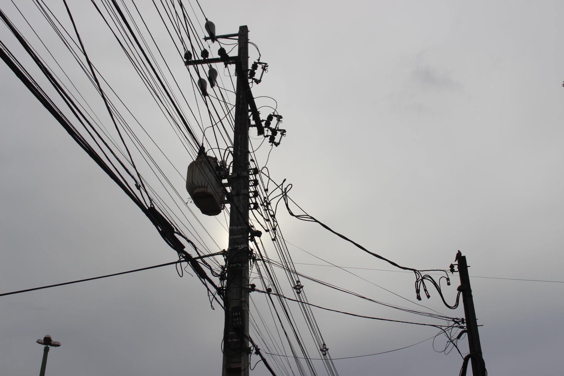 Fiação em desuso devem ser retirados dos postes da Copel