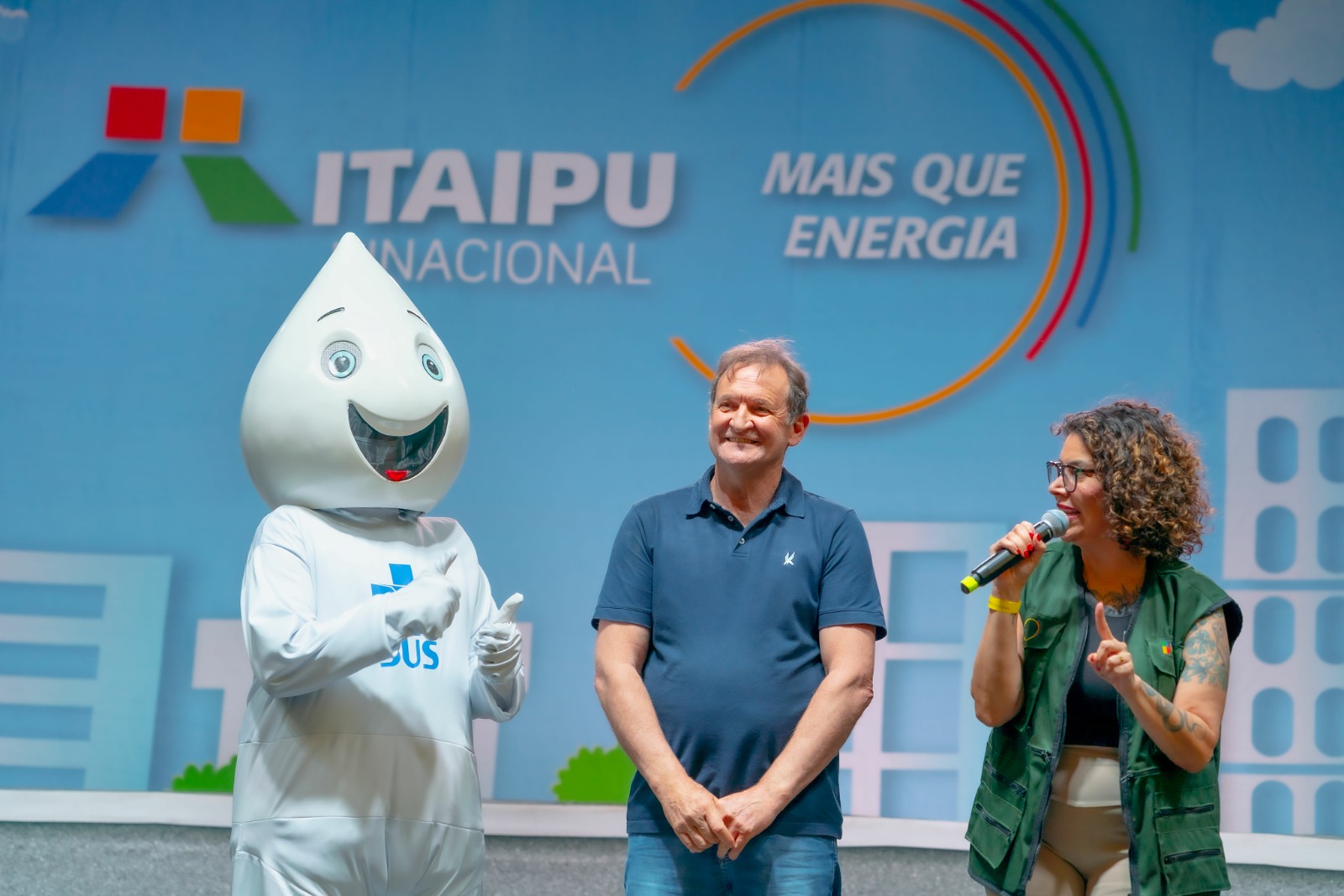 Zé Gotinha, símbolo das campanhas de vacinação infantil; superintendente de Gestão Ambiental da Itaipu, Gilmar Secco e Stela Guimarães, chefe da Assessoria de Comunicação Social da Itaipu. Crédito: Alexandre Marchetti/Itaipu Binacional