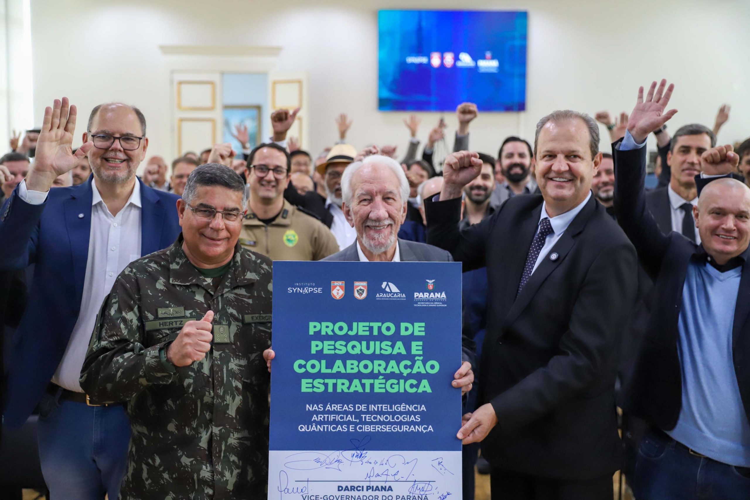 O Governo do Paraná assinou nesta segunda-feira (27) um protocolo de intenções com o Comando do Exército Brasileiro para o desenvolvimento de pesquisas e projetos conjuntos voltados às áreas de Inteligência Artificial (IA), cibersegurança e tecnologias quânticas. O vice-governador Darci Piana participou da assinatura do documento, no Palácio Iguaçu. Crédito: Igor Jacinto-Vice-Governadoria