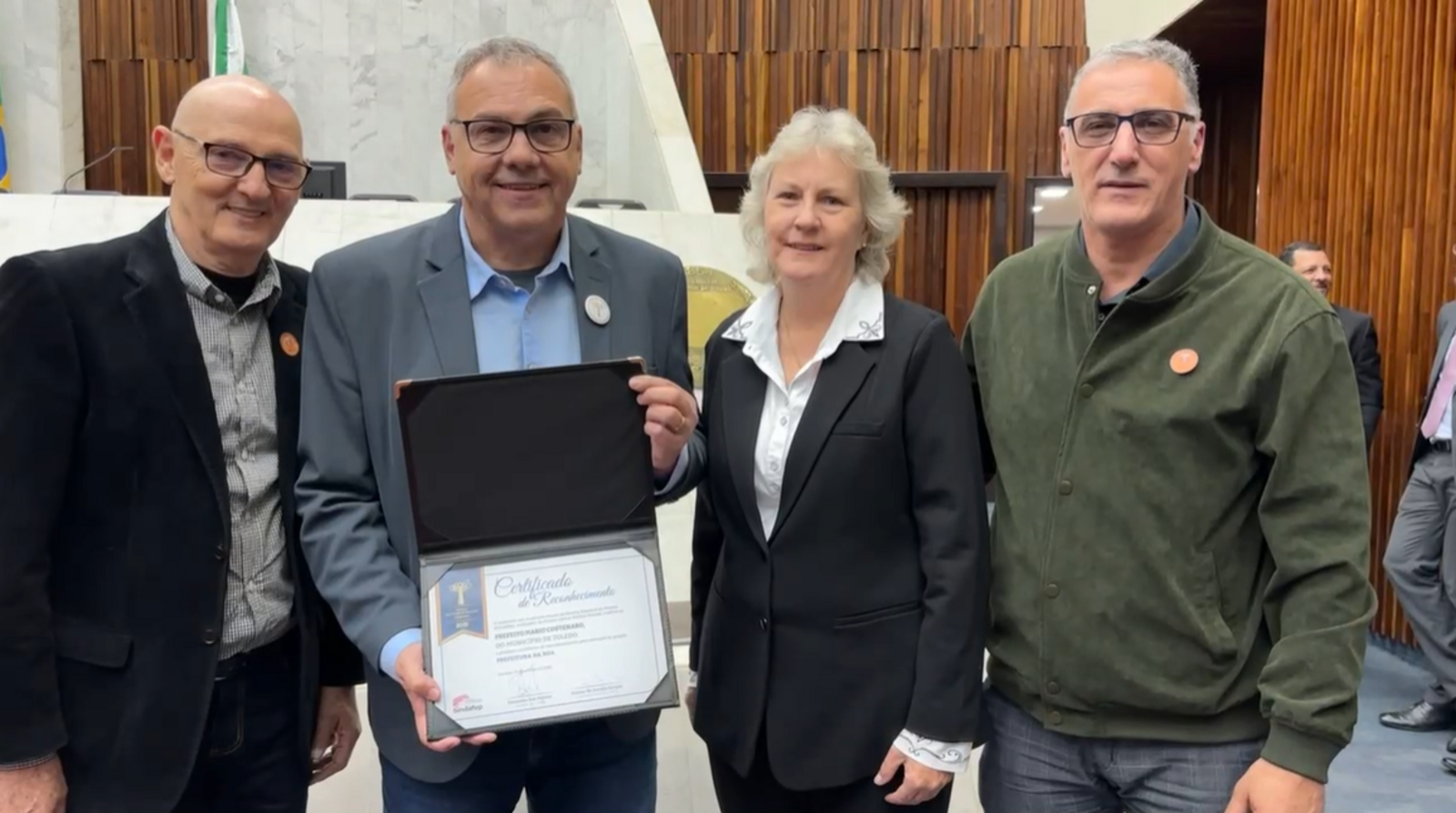 Prefeito Mario Costenaro participou na noite desta terça-feira (21), na Assembleia Legislativa do Paraná, da entrega dos prêmios Crédito: Prefeitura de Toledo