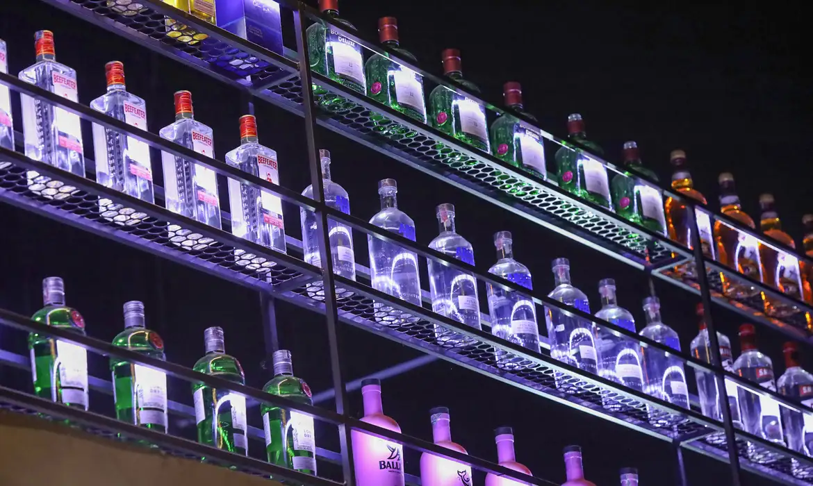 O objetivo do alerta é orientar a população quanto aos perigos da substância e reforçar a importância de adquirir bebidas apenas de fontes seguras Crédito: Sandro Araujo/Agência Saude