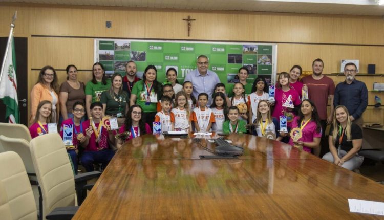 Estudantes mostraram troféus e medalhas conquistados em feiras nacionais e internacionais Crédito: Carlos Rodrigues/Prefeitura de Toledo