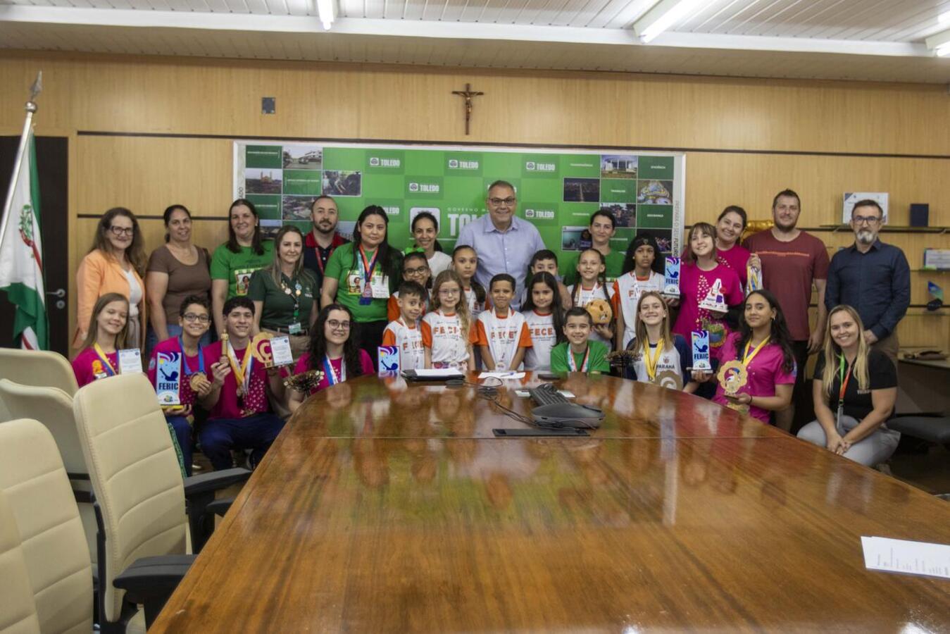 Estudantes mostraram troféus e medalhas conquistados em feiras nacionais e internacionais Crédito: Carlos Rodrigues/Prefeitura de Toledo