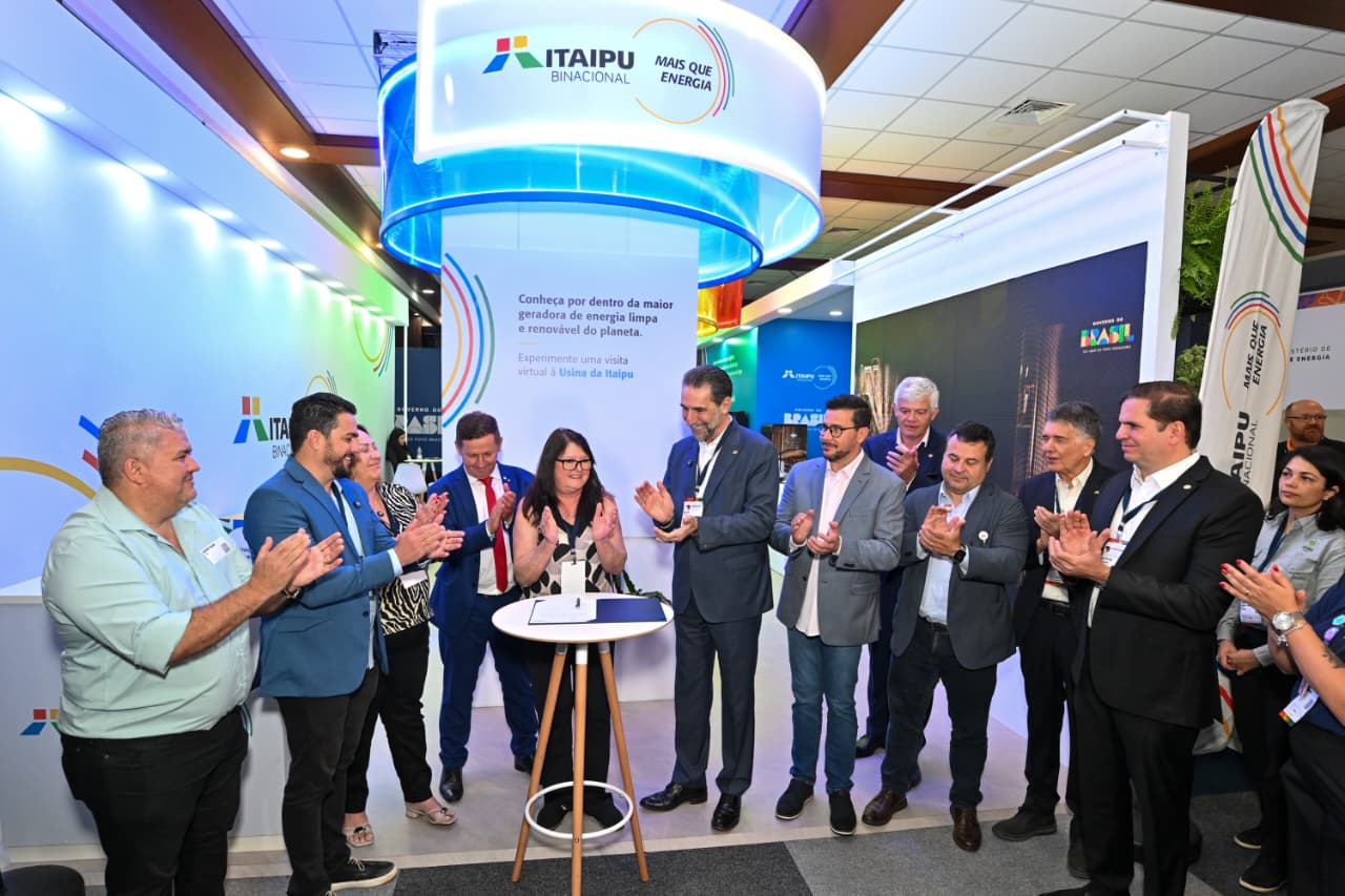 Assinatura do convênio com a Apae. Crédito: William Brisida/Itaipu Binacional