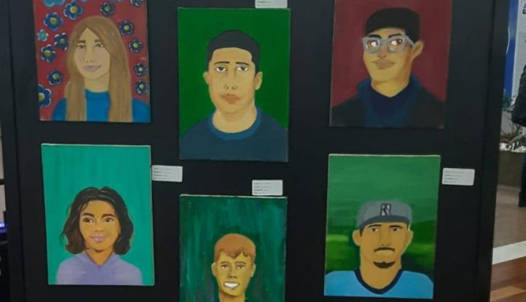 As obras são autorretratos em pintura a óleo, resultado de um processo formativo que envolveu tanto o aprendizado técnico quanto o fortalecimento da identidade dos participantes. Créditos: Divulgação/Assessoria Parlamentar