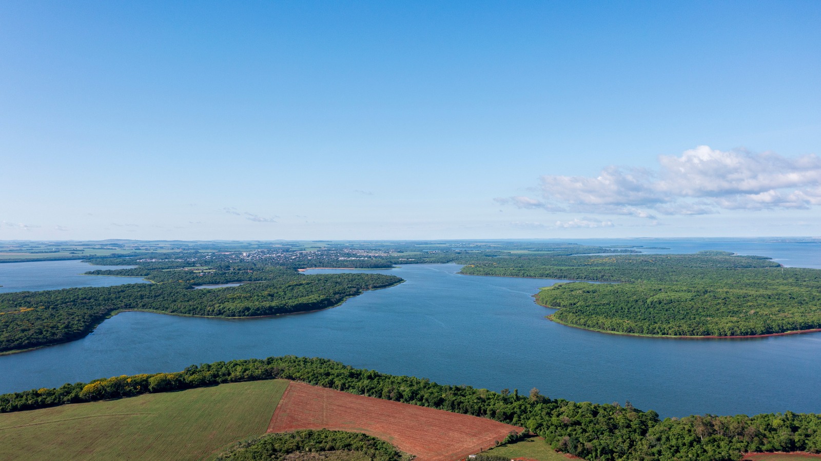 Imagem aérea do reservatório e faixa de proteção. Crédito: Edino Krug/Itaipu Binacional