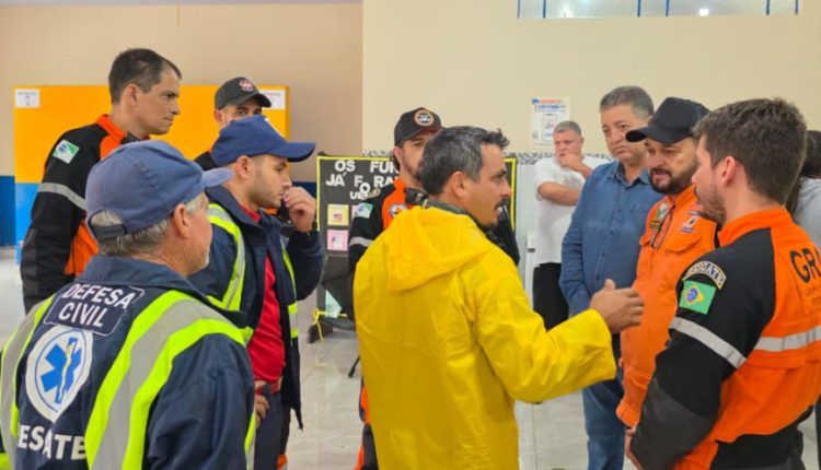 Deputado Cobra Repórter (PSD) acompanha atendimento da Defesa Civil em Pitangueiras. Créditos: Divulgação/Assessoria Parlamentar