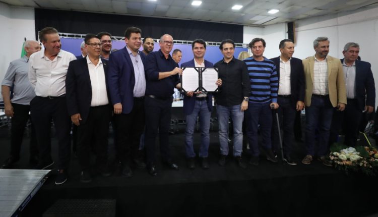 Durante o encontro, realizado na ExpoPato 2025, foram recebidas dezenas de demandas de entidades, prefeituras e organizações locais. Créditos: Valdir Amaral/Alep