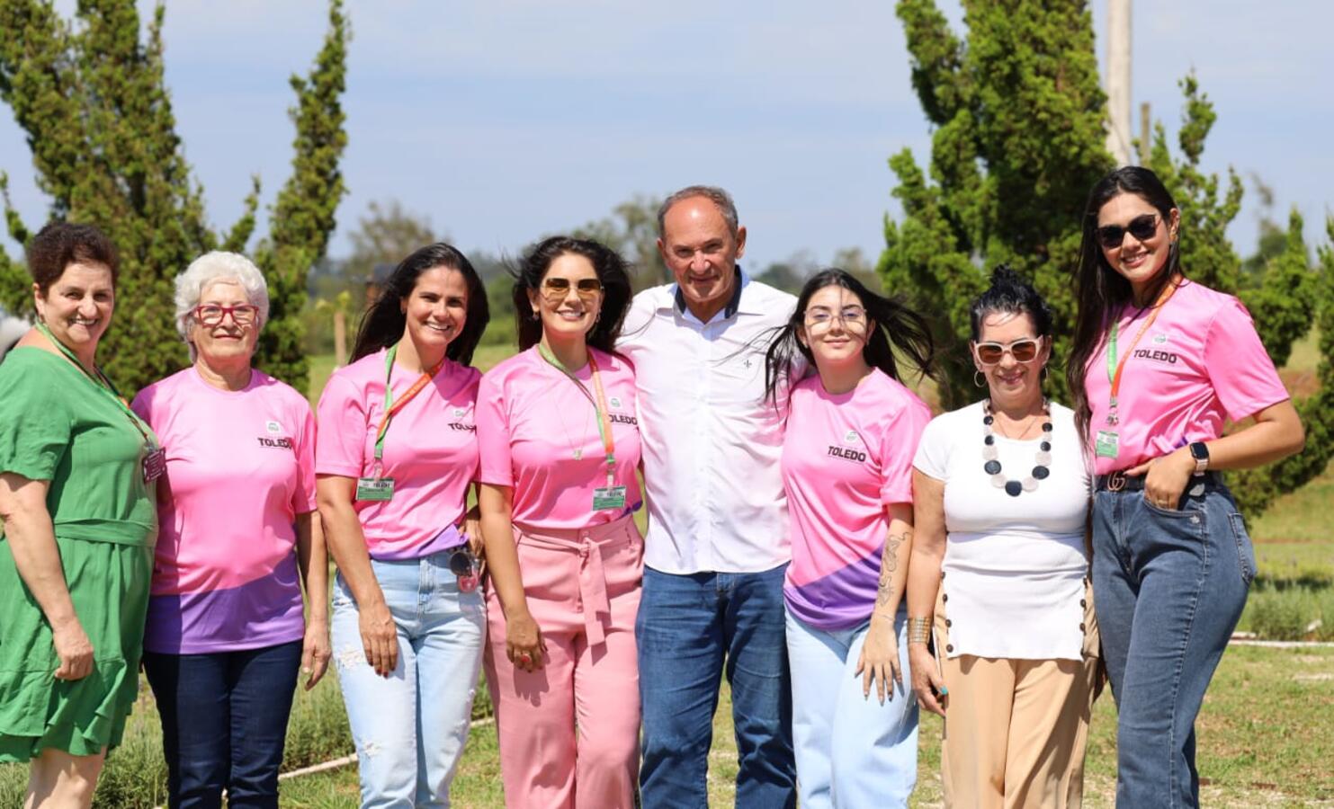 A secretária da Mulher, Eliane Bombardelli e o prefeito em exercício, Lucio De Marchi, assinaram decreto que altera o nome do espaço Crédito: Prefeitura de Toledo