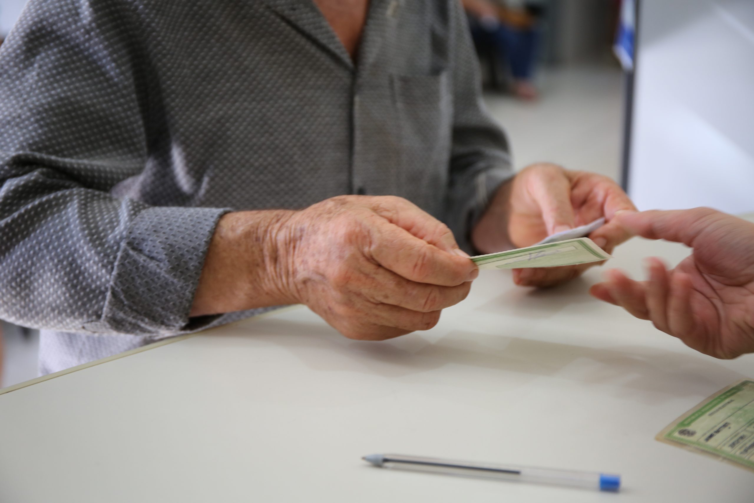 O eleitor pode solicitar os serviços presencialmente ou pela internet no site do TSE Crédito: Arquivo JO