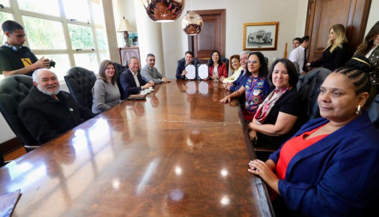 Promulgação ocorreu na manhã desta quarta-feira (19), na Sala de Reuniões do Gabinete da Presidência da Casa. Créditos: Rogério Machado/Alep