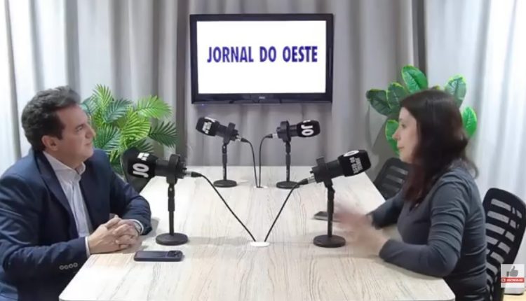 O leiloeiro Joney Marcelo bateu um papo com a editora do JO Bruna Manfroi Crédito: Reprodução