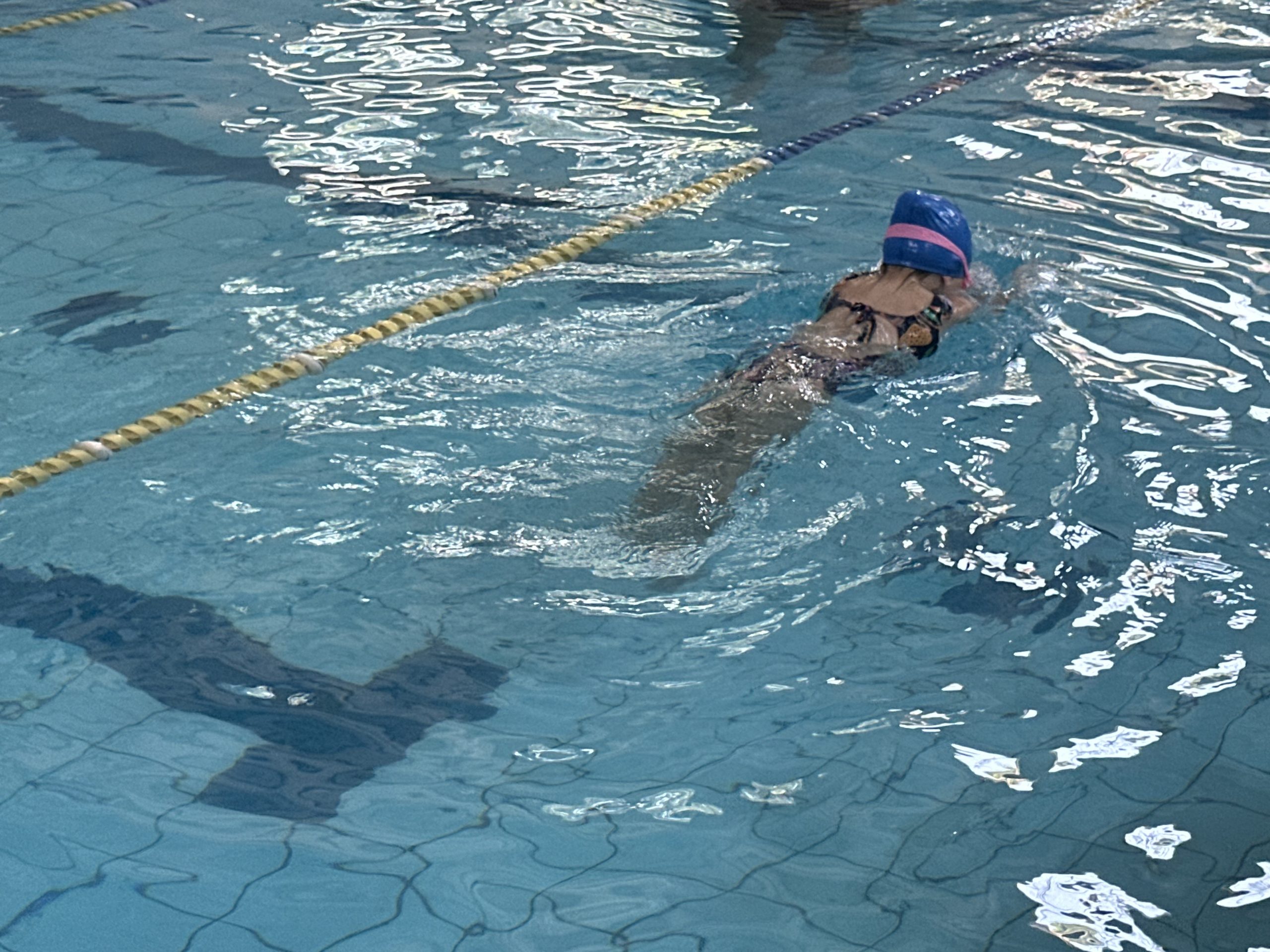 As aula de natação são imprescindíveis pois têm um papel fundamental preparando o aluno para evitar incidentes Crédito: Franciele Mota