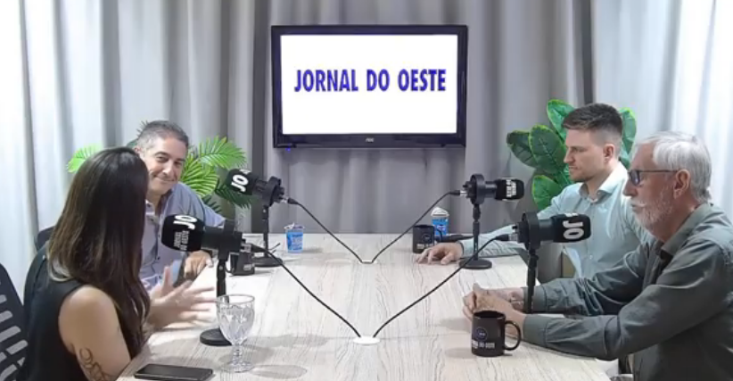 No Podcast Conversa Oeste, Joana Magnabosco recebeu o presidente do Conseg Ernani Magnabosco, o conselheiro fiscal e advogado Alexandre Bortolotto e o secretário Lourival Neves Junior Créditos: Reprodução / Youtube
