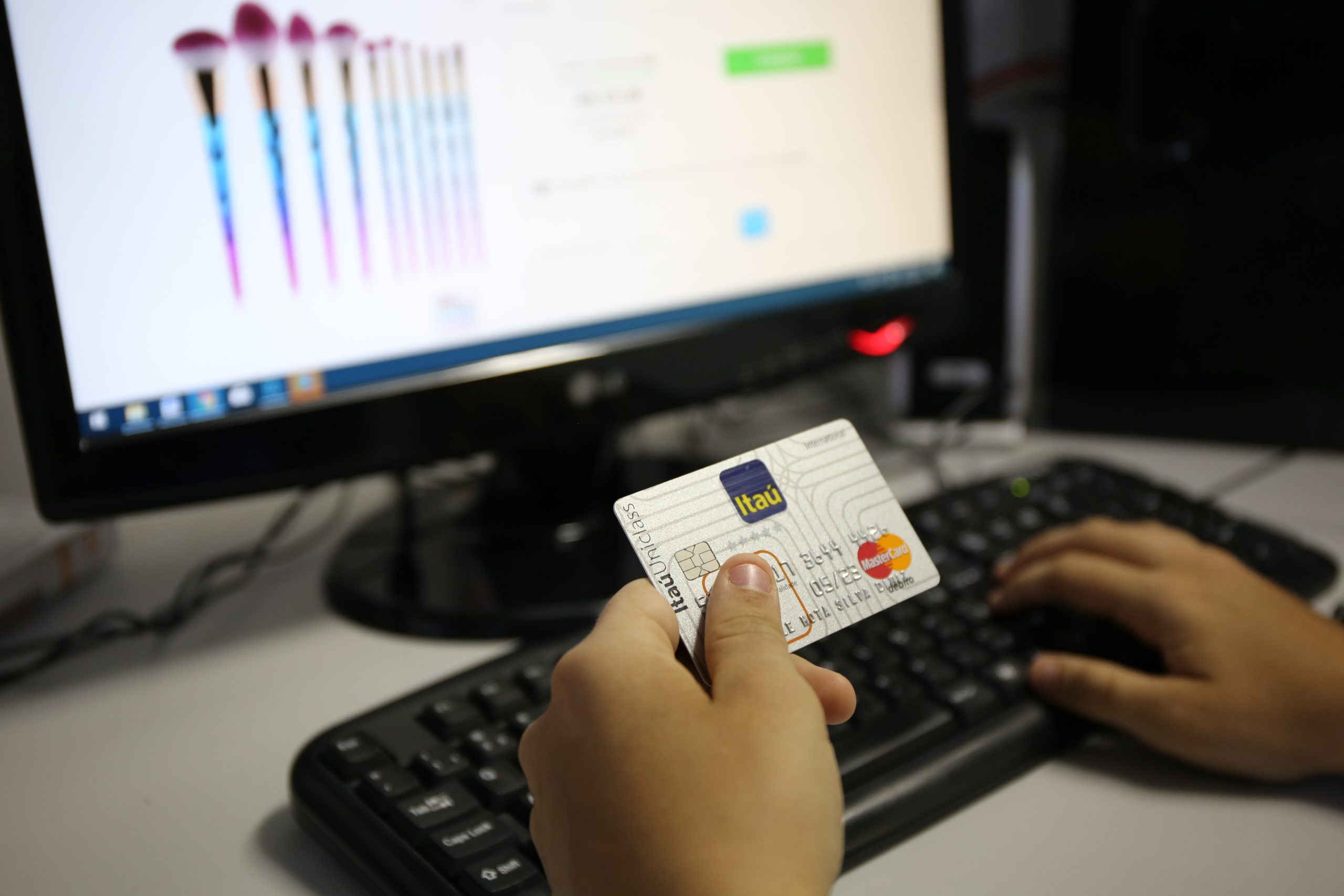 A data movimenta o comércio e já serve de prévia para as compras de Natal Crédito: Franciele Mota/Arquivo JO