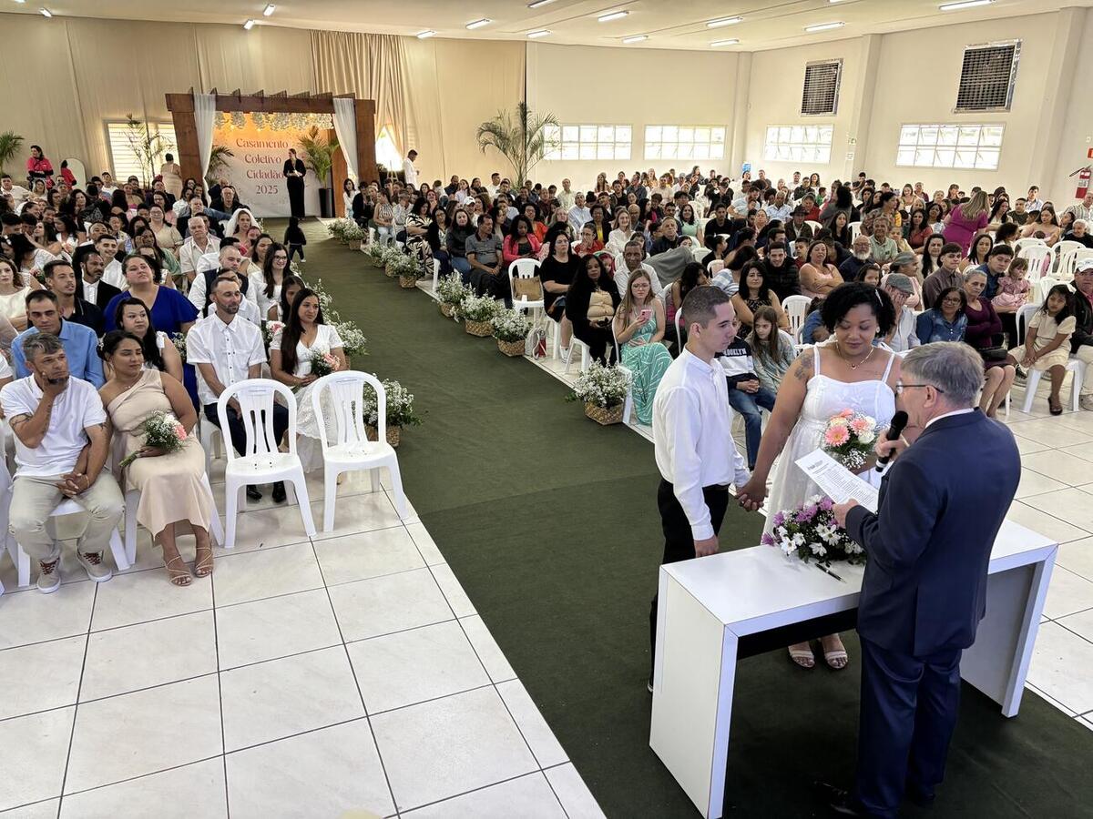 Evento oficializou a união dos casais diante do juiz de paz Juarez Polachini, do 3º Tabelionato de Notas e Registro Civil Crédito: Wanderson Schumacher/Prefeitura de Toledo
